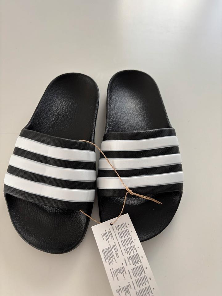 Neu Adidas Badelatschen Badeschuhe Adiletten Gr. 33 in Berlin
