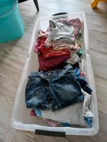 Bekleidungspaket Mädchen Gr.98 Shirts Hosen Kleider Nordrhein-Westfalen - Fröndenberg (Ruhr) Vorschau