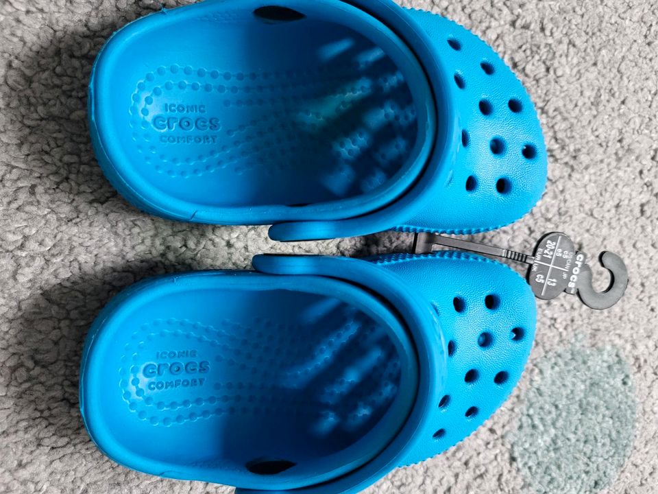 Kinder Crocs EUR Gr 20-21 blau wie NEU in Neu Wulmstorf