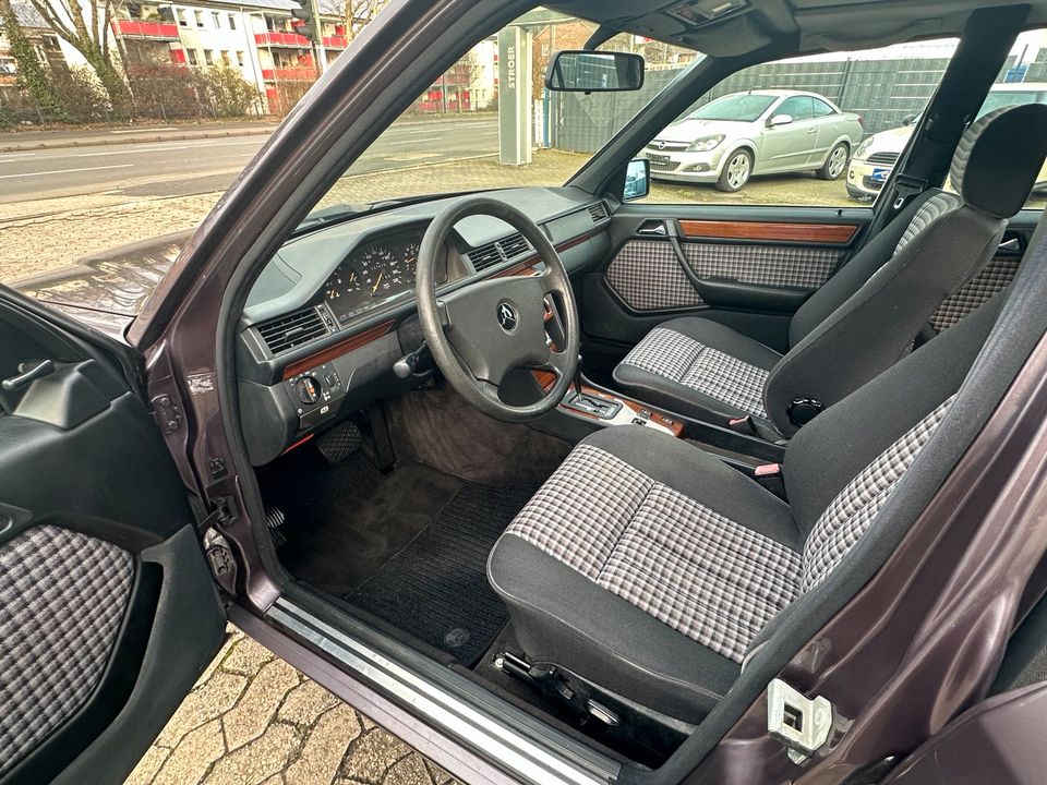 Mercedes-Benz 230 E lim. Automatik 1. Hand H-Zulassung in Krefeld