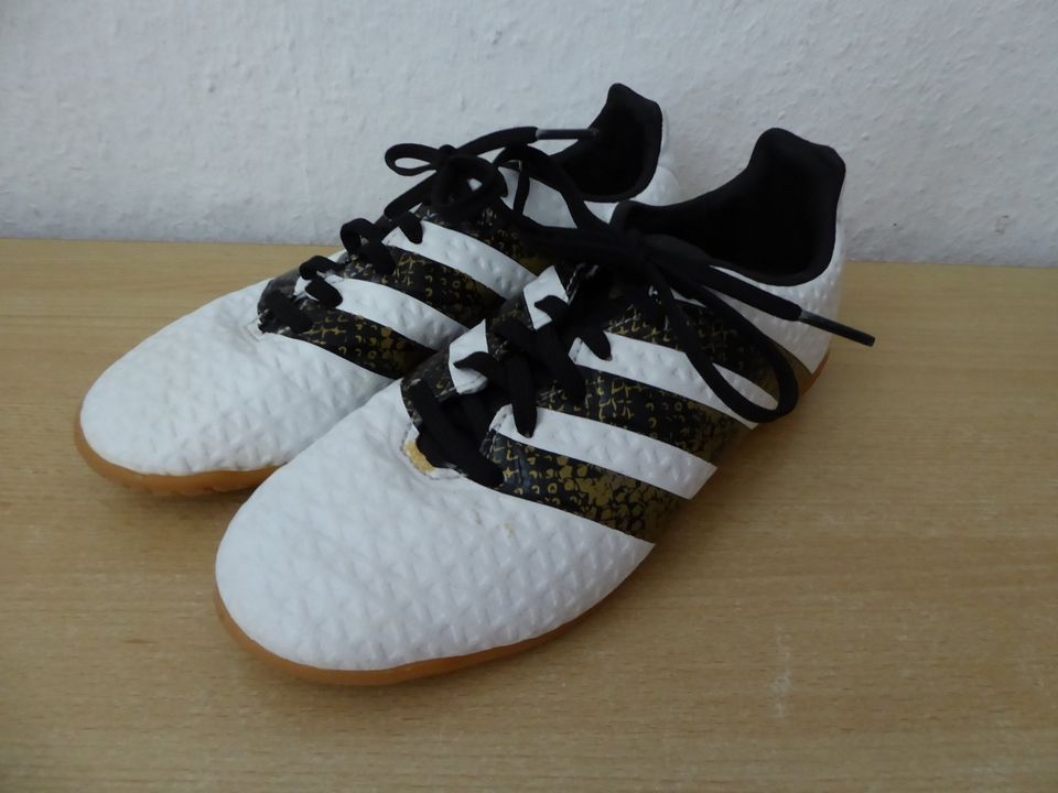 Adidas Hallenfußballschuhe Gr. 34-35 in Gifhorn