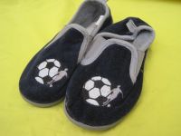 Haus Schuhe Hausschuhe Pantoffeln mit Fußball Motiv Gr. 30 Nordrhein-Westfalen - Netphen Vorschau