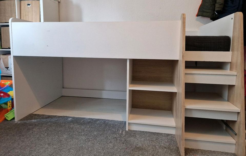 Hochbett mit ausziehbarem Schreibtisch in Bergheim