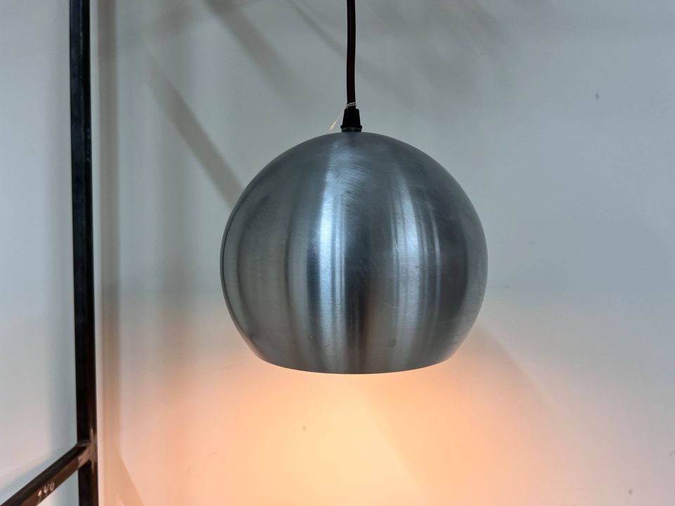 Kugellampe silber Aluminium Dänisches Design 70er Jahre Hängelampe Deckenlampe Pendel in Berlin