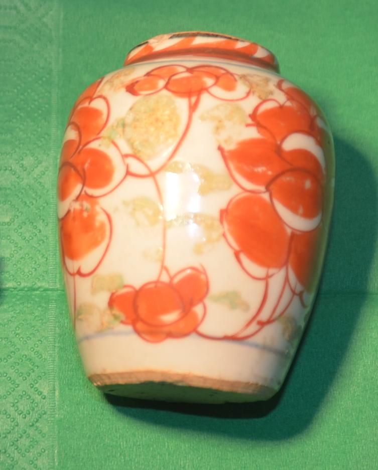 Antike kleine chinesische Vase auf geschnitztem Holzsockel 19Jhr in Köln