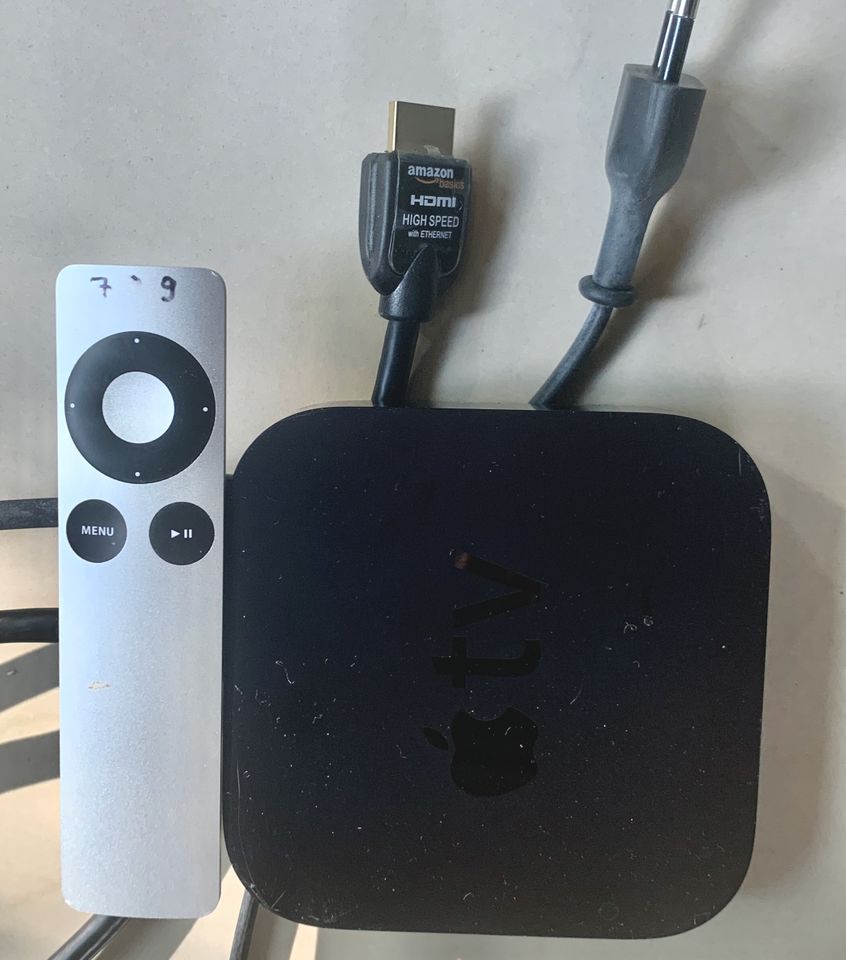 Apple TV 3. Generation mit HDMI-Kabel und Fernbedienung in Berlin