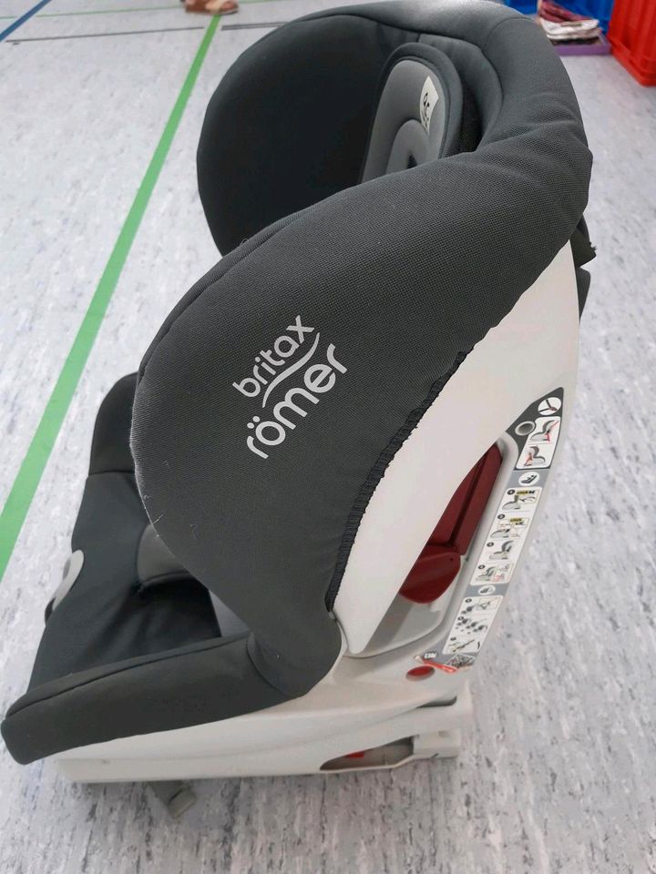 Kindersitz Britax Römer Versafix 9-18kg Gurt & Isofix in Neuenbürg