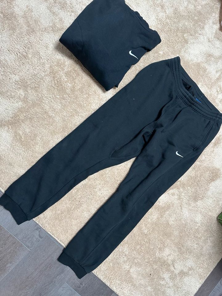 Herren Jogginganzug Nike schwarz Gr. L / XL in Marl