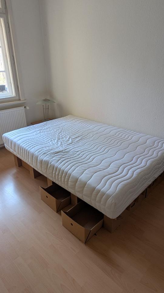 Stange - Pappbett mit Matratze, Nachtschränkchen und Unterkästen in Hannover