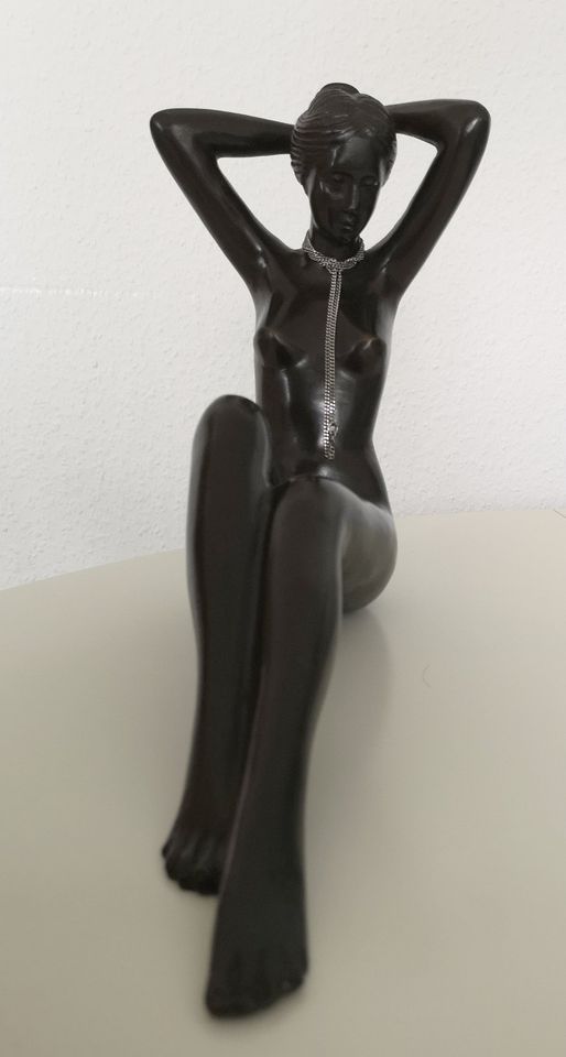 Figur, Bronze - Frau sitzend - Neu-Zustand in Haan