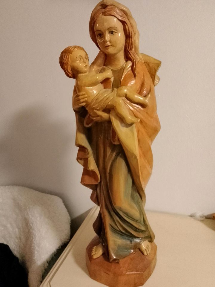 Holz Statue, Handgeschnitzt heilige Maria mit Kind. in Norderstedt
