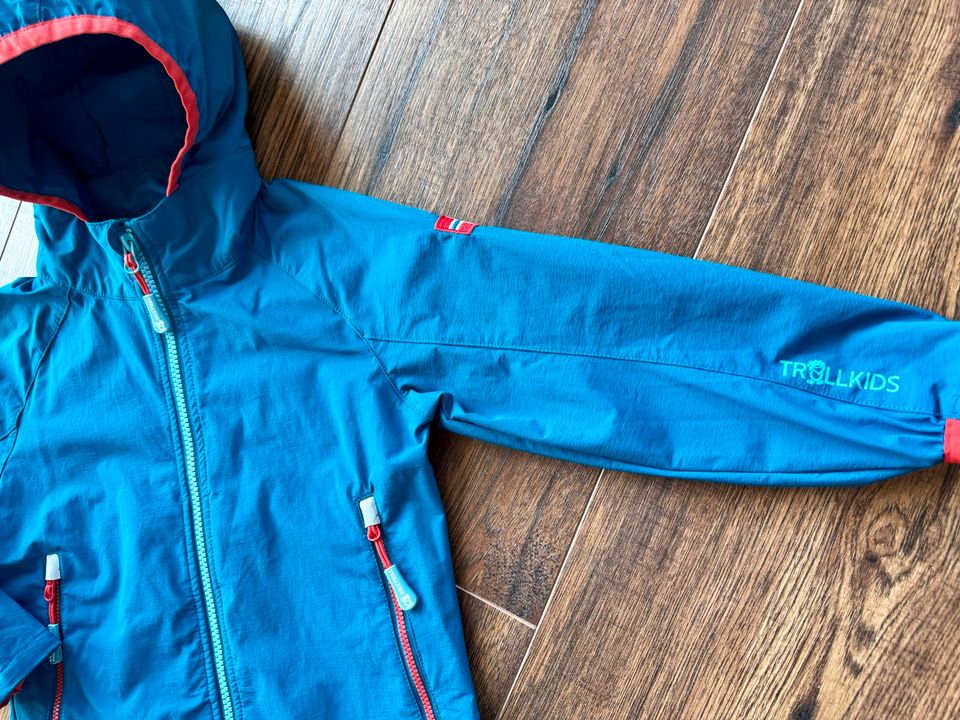 Trollkids Softshelljacke Sommerjacke Kvalvika Petrol Gr. 110 in Lichtenau