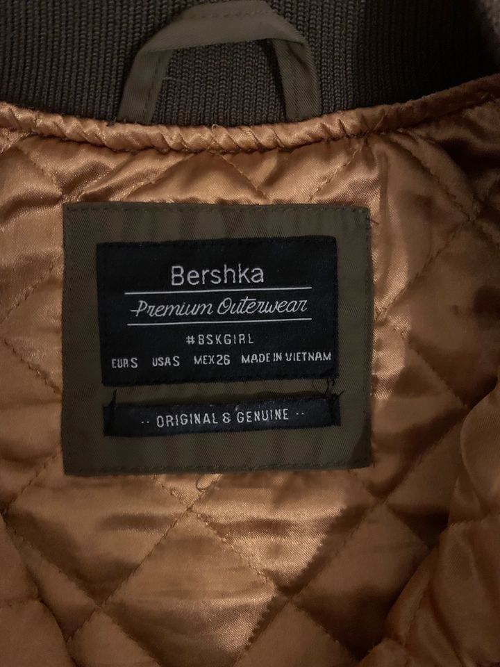 Übergangsjacke/ Bomberjacke Khaki in Berlin