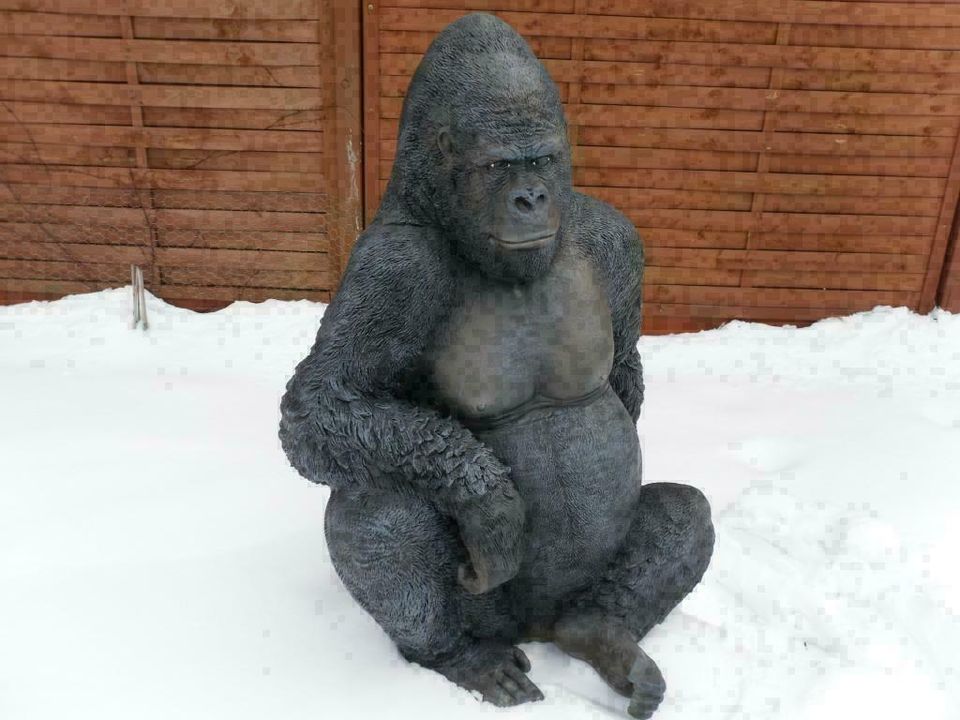 Gorilla sitzend Lebensgroß ,aus GFK, Neu,incl. Versand in Wimmelburg