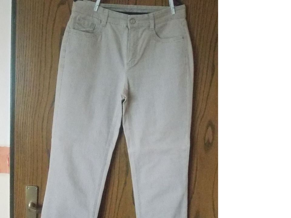 sehr gut erhaltene beige Hose Jeans Größe 40 in Herscheid
