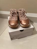 Jordan 11 Retro Low altrosa/ gold Baden-Württemberg - Denkendorf Vorschau