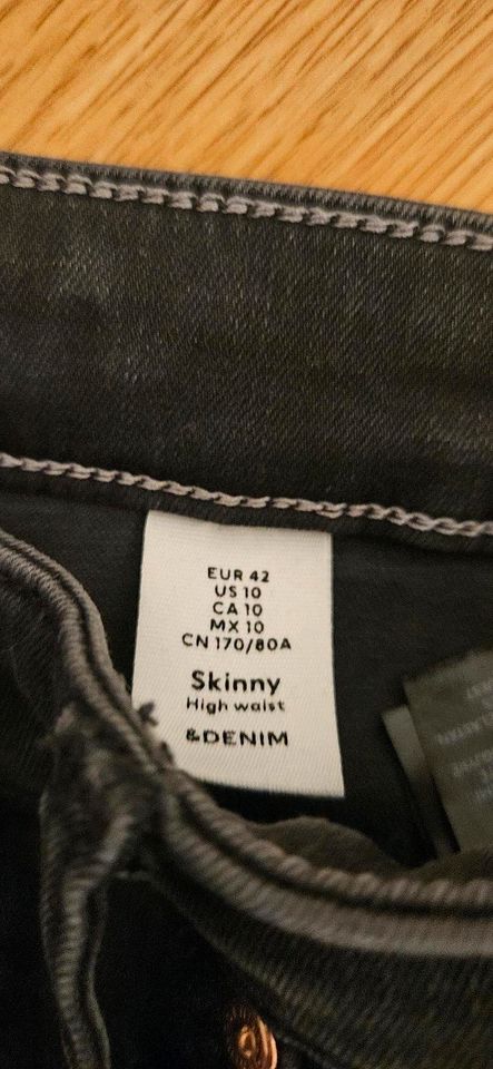 H&M Shaping Skinny High Jeans Gr. 42 schwarz in Köln