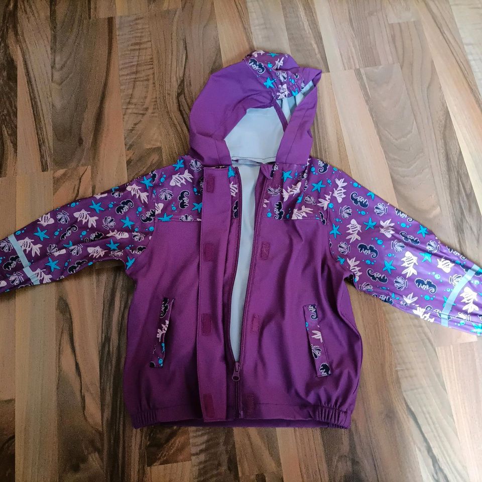 Regenjacke mit Mütze für Mädchen gr. 116 lila mit Seepferdchen in Essen