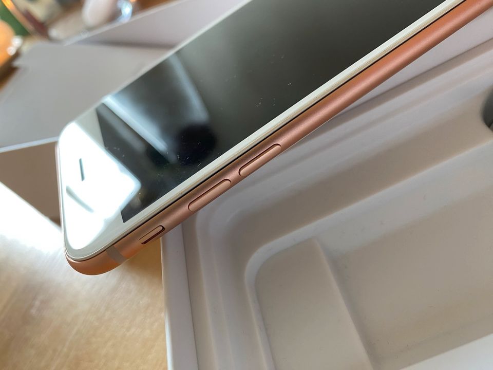 iPhone 8 gold 64 GB wie neu! in Lübeck