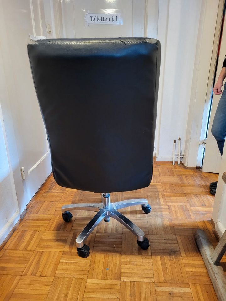 1 Schreibtisch-Stuhl, Bürostuhl, Chefsessel, groß, bequem in Aumühle bei Hamburg