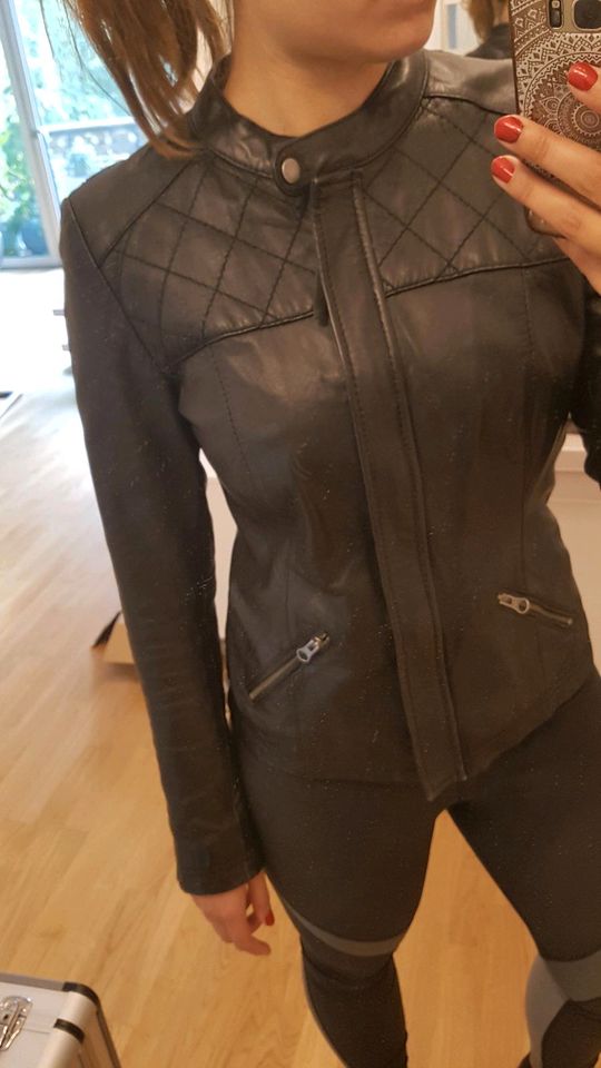 Taillierte, schwarze Lederjacke von Street One (Neupreis 250€) in München