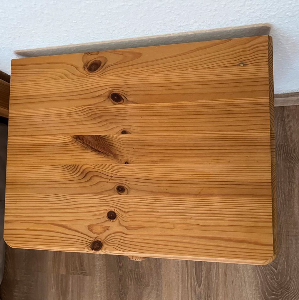 Doppelbett mit Lattenrost, Nachttisch und Kleiderschrank in Berlin