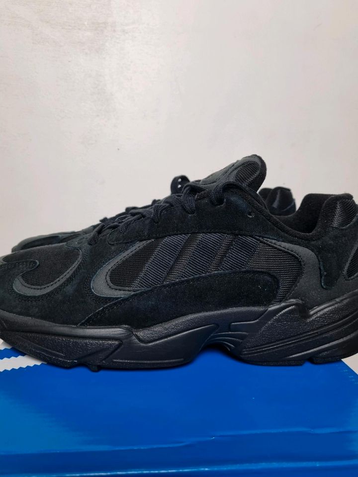 NEU - SIZE 42 - ADIDAS YUNG 1 SNEAKER SCHWARZ SPORT in Hanau