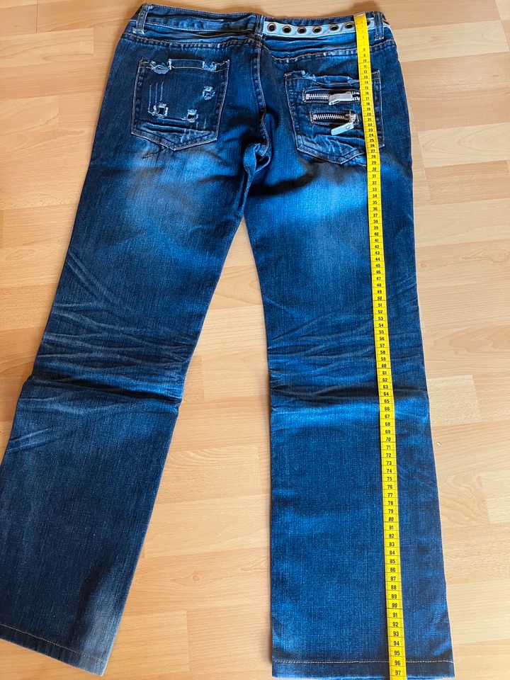 Jeans, blau, Größe 40, viele Details in Vettelschoß