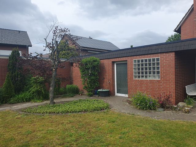 freistehendes Einfamilienhaus mit Garage und Carport auf großem Grundstück in Herzebrock zu verkaufen in Herzebrock-Clarholz