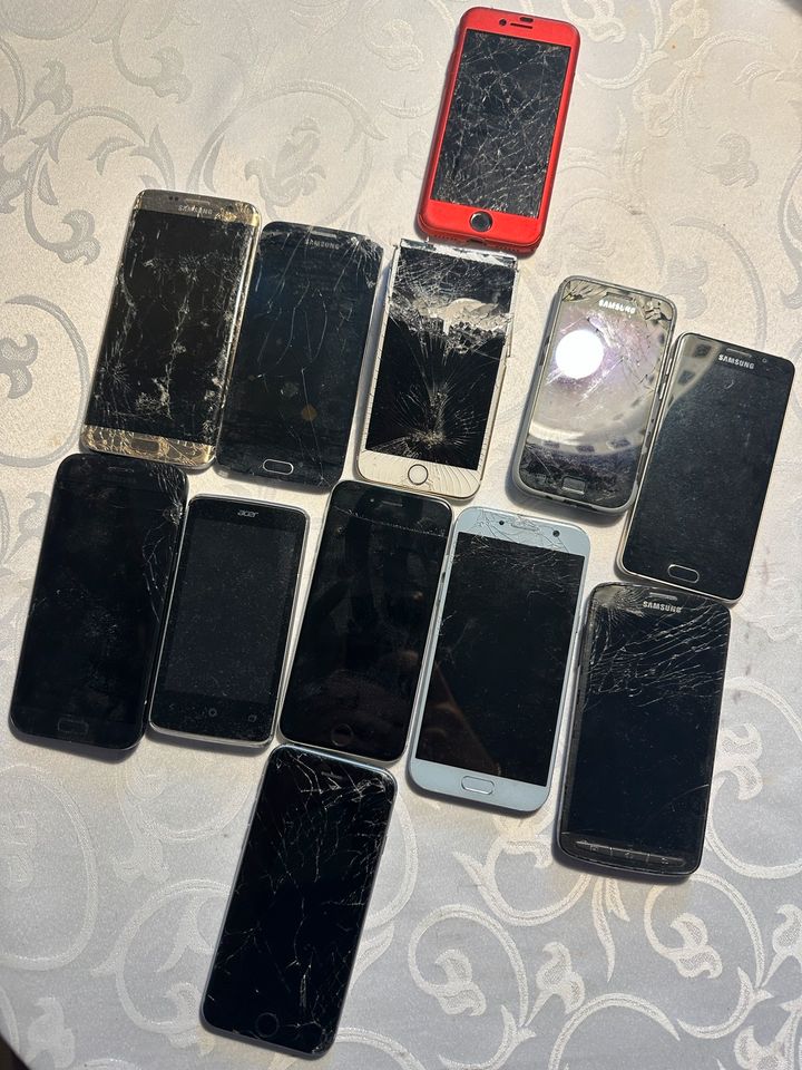12 Handys Apple iPhone Samsung Galaxy defekt in Cham