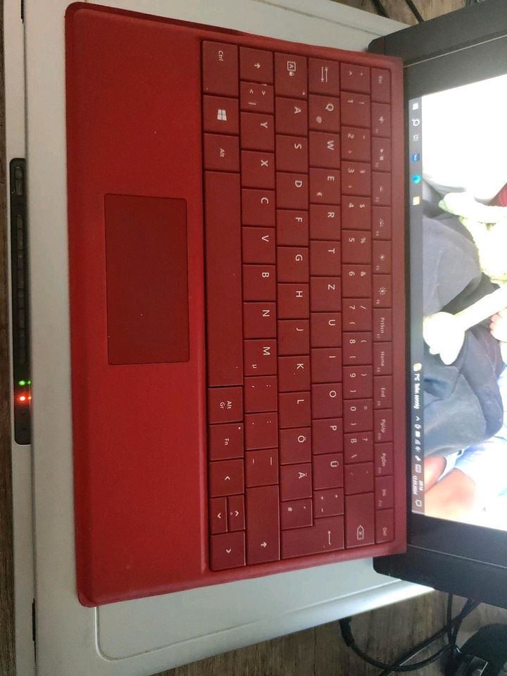 Surface 3 mit Dockingstation und beleuchteter Tastatur in Flieden