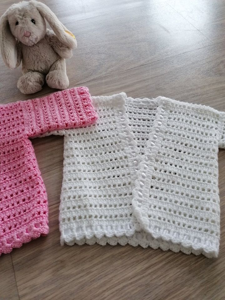 Süße Strickjacken, rosa und weiß, Gr. 62/68 in Neuendettelsau