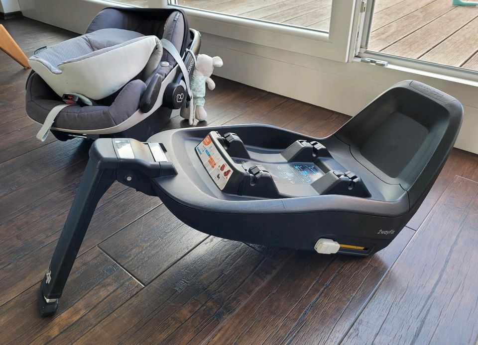 Maxi Cosi Pebble Plus mit Isofix-Station in Asperg