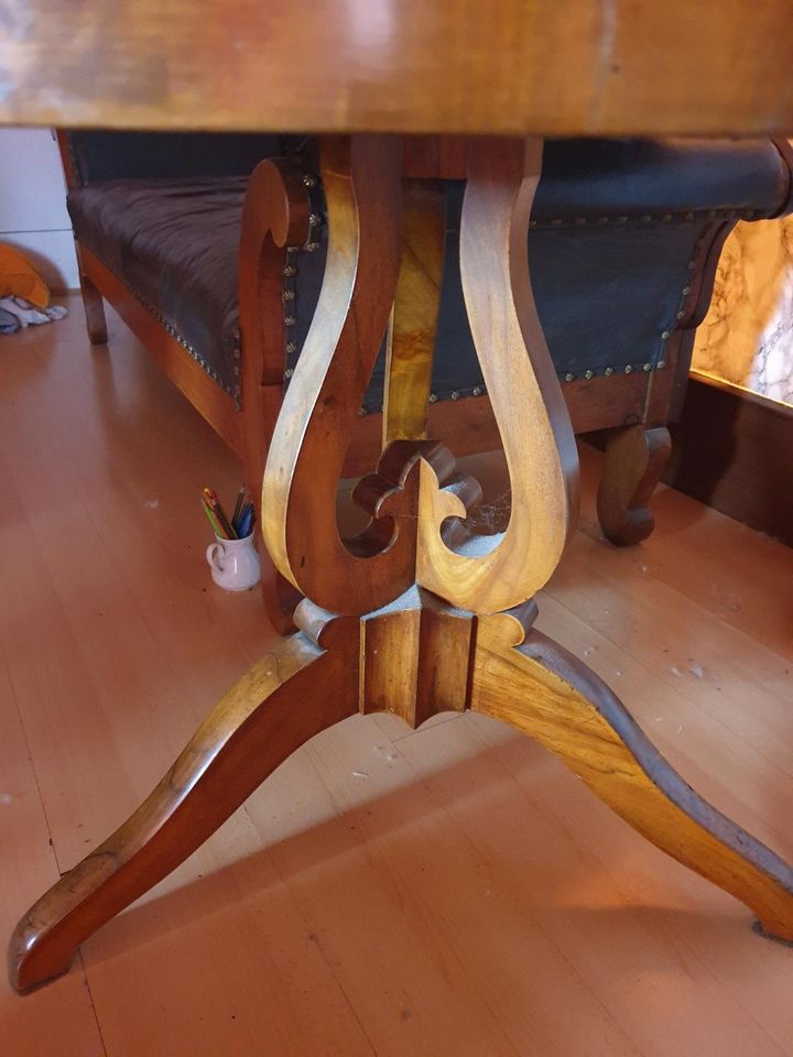 Antiker Tisch,  Rund, Edelholz  so um 1850 .dreiteilig Harfenform in Ungerhausen