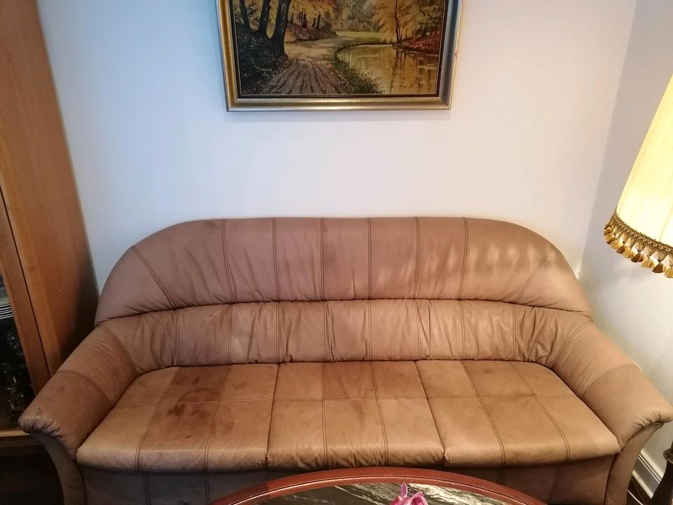Ein Sofa, zwei Sessel und ein Tisch in Einbeck