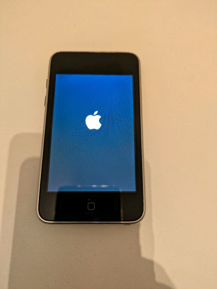 IPod Touch 2.G, 8 GB Retro, voll funktionsfähig in Hamburg