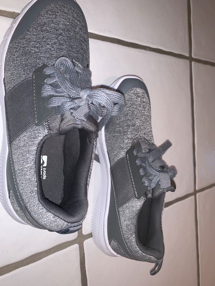 ⭐️Federleichte Sportschuhe Sneaker 40 in Gevelsberg