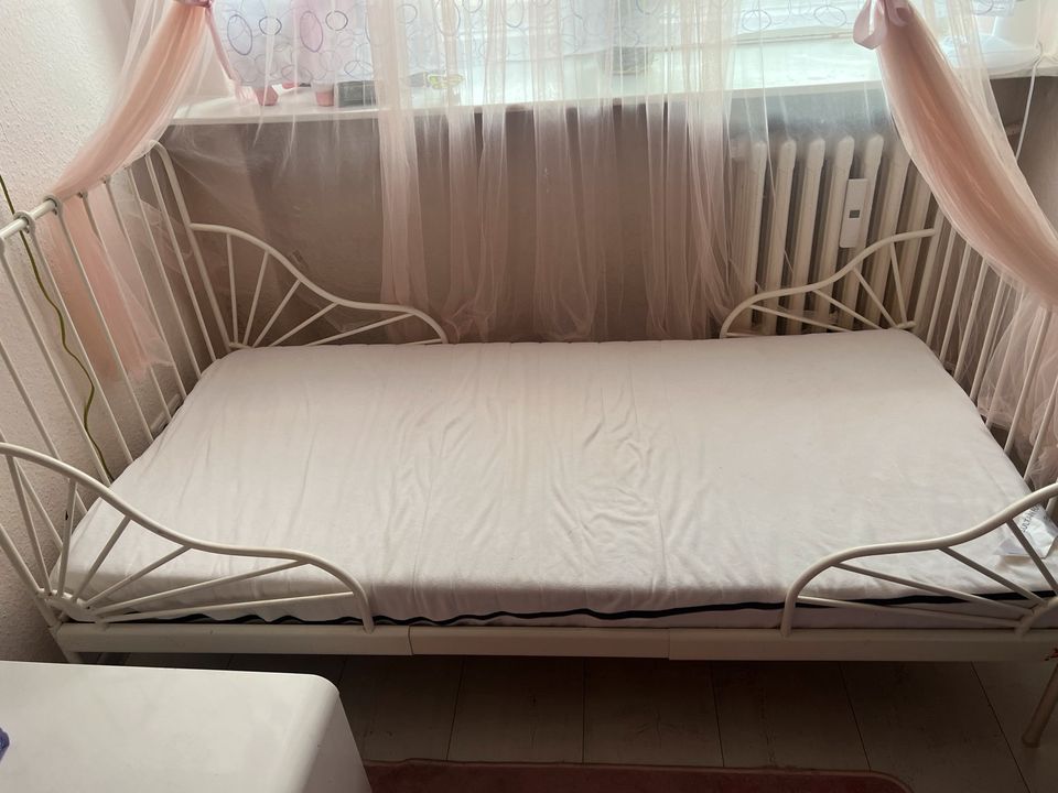 Ikea Minnen Bett mit Matratze und Lattenrost in Berlin
