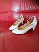 Weisse Schuhe/Brautschuhe mit kleinem Absatz in Grösse 39 Nordrhein-Westfalen - Lohmar Vorschau