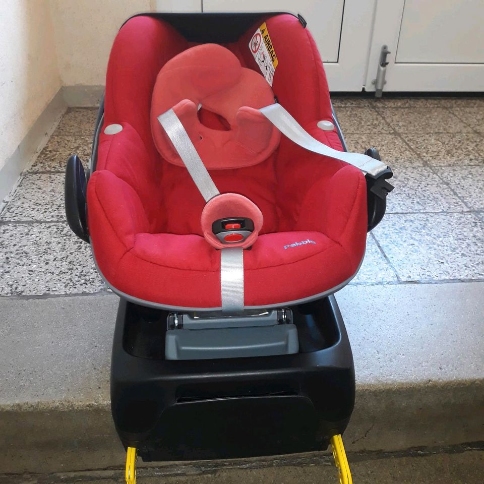 Maxi Cosi Cabriofix Babyschale mit Basisstation in Sitzendorf
