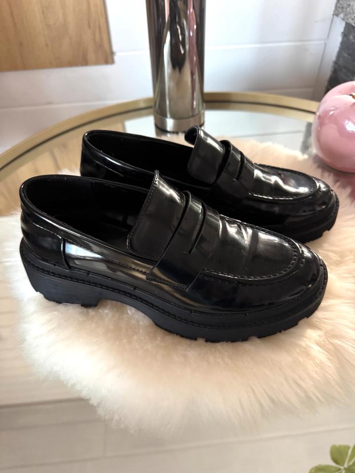 Zara Damenschuhe Loafer Lack-Schwarz Schuhe Neu Gr. 38 in Laupheim