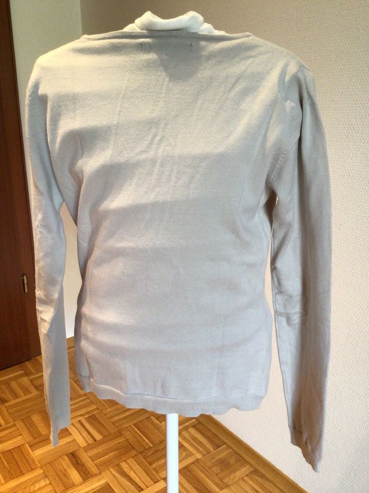 Pullover mit V Ausschnitt in Wuppertal