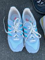 Adidas Turnschuhe 38,2/3 neuwertig Niedersachsen - Goslar Vorschau