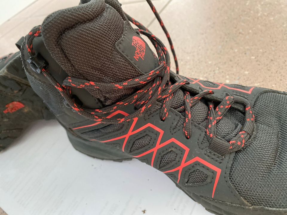 Outdoor Wanderschuhe The North Face 40,5 EU grau / Cayenne red in Bruchköbel