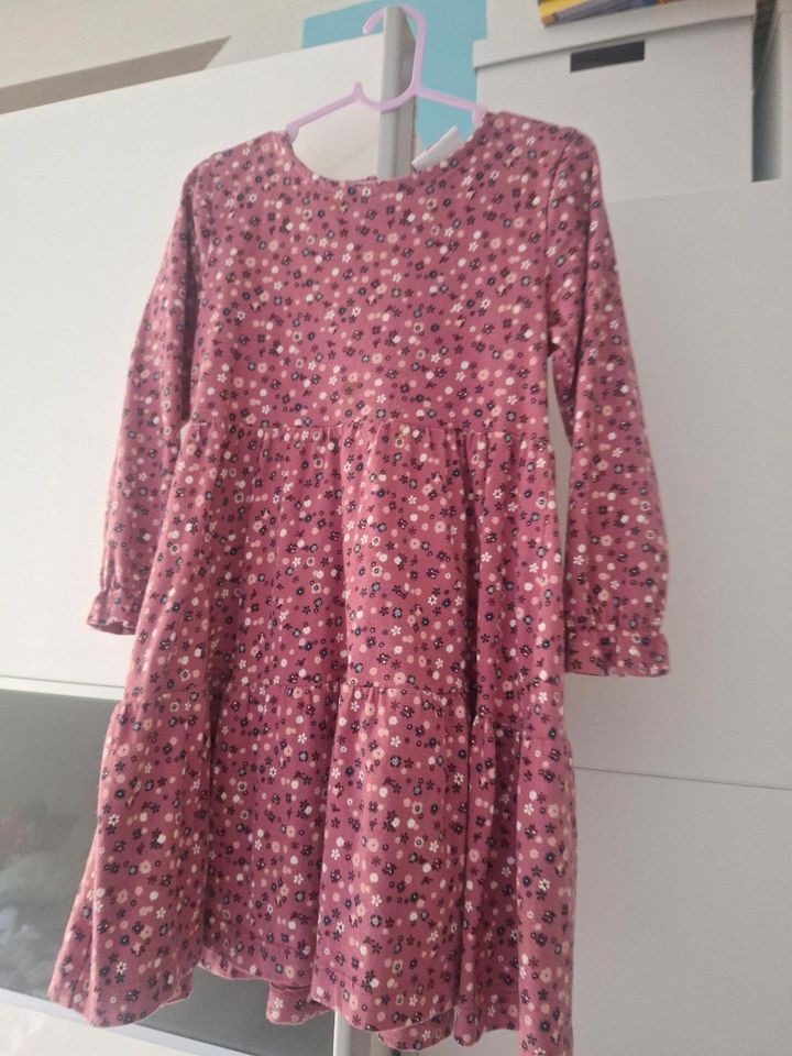 Madchen Kleid mit Blumen in Oberhausen