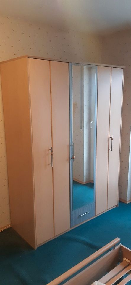Schlafzimmer, Doppelbett mit Kleiderschrank, Bett. kein Ikea in Saarlouis