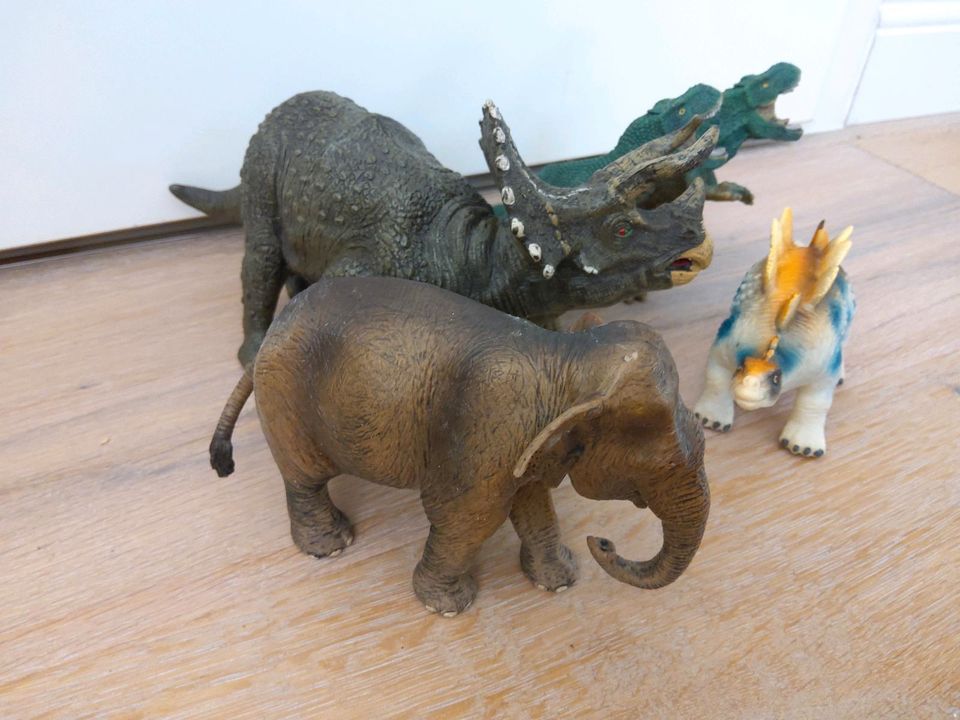 Dinosaurier (4 Stück), Elefant ( Schleich) in Hamburg