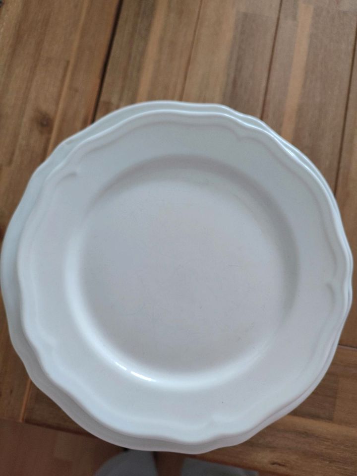 Weiße schöne Teller zu verkaufen / Ikea in Schortens