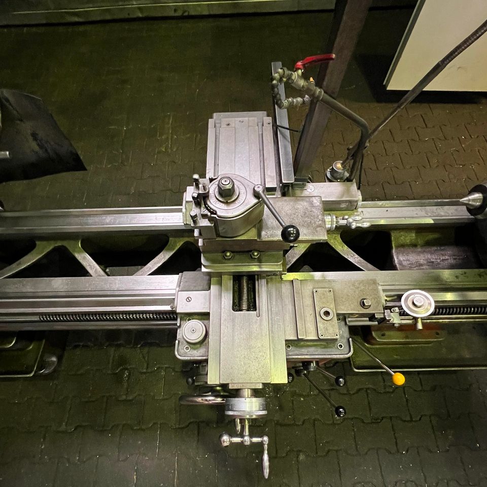 Leit- und Zugspindeldrehmaschine VDF V3 Drehlänge 1500mm in Ennepetal