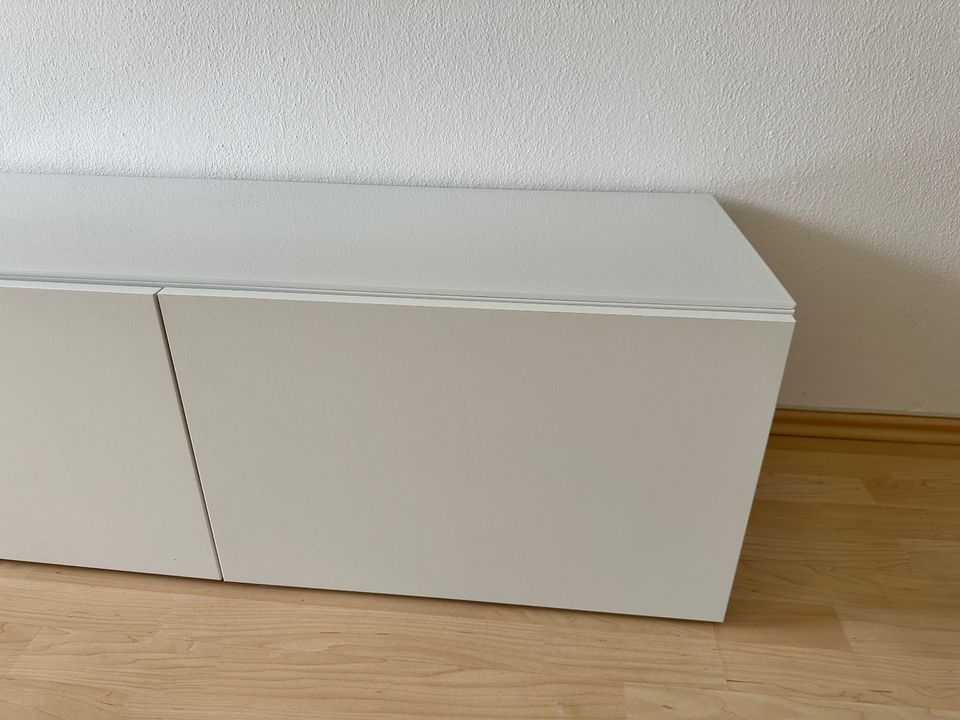 Ikea Besta Regal mit Türen weiß, 120x42x38 cm (inkl. Glasplatte) in München